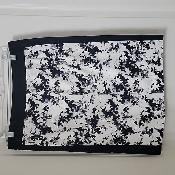 Apt 9 Size 10 Black & White Patterned Pencil Skirt with Black Sides, NWOT - Picture 2 of 10